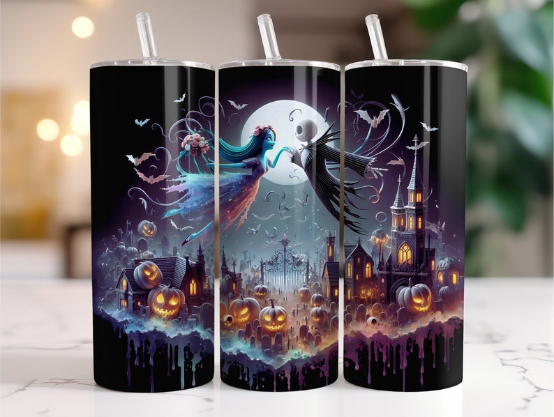 Puede incluir: Dos vasos negros y blancos con tem&aacute;tica de Halloween. Los vasos muestran una pareja, Jack y Sally, de la pel&iacute;cula Pesadilla antes de Navidad. El fondo es una ciudad oscura y espeluznante con luna llena y murci&eacute;lagos volando en el aire.