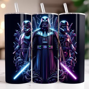 Puede incluir: Tres vasos de acero inoxidable con fondo negro y un gráfico de Darth Vader y dos Stormtroopers. Los vasos tienen un efecto de brillo azul y morado neón.