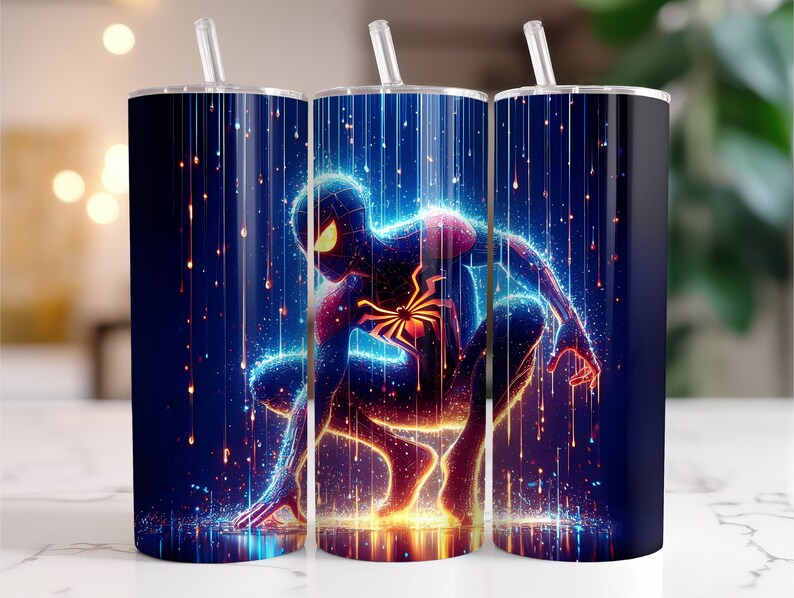 Puede incluir: Tres vasos de acero inoxidable con un gr&aacute;fico colorido de un superh&eacute;roe con un traje azul, rojo y amarillo de pie en una lluvia de luz. El fondo es azul oscuro con rayas blancas de luz.