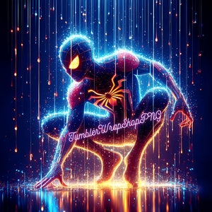 Puede incluir: Una ilustraci&oacute;n digital de un superh&eacute;roe con un traje rojo y azul con un s&iacute;mbolo de ara&ntilde;a en el pecho. El superh&eacute;roe est&aacute; de pie en una luz brillante con rayas azules y naranjas. El texto "Tumbler Wrap Shop PNG" es visible en la imagen.