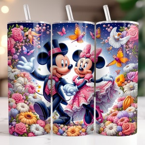 Peut inclure: Deux gobelets en acier inoxydable avec un motif floral color&eacute; et une image de dessin anim&eacute; de Mickey Mouse et Minnie Mouse dansant. Les gobelets sont munis d'une paille et d'un couvercle.