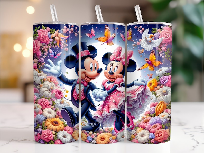 Peut inclure: Deux gobelets en acier inoxydable avec un motif floral color&eacute; et une image de dessin anim&eacute; de Mickey Mouse et Minnie Mouse dansant. Les gobelets sont munis d'une paille et d'un couvercle.