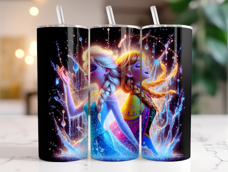 Puede incluir: Dos vasos de acero inoxidable con fondo negro y una imagen colorida de Elsa y Anna de Frozen. La imagen muestra a las hermanas en una luz azul y naranja giratoria.
