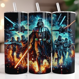Puede incluir: Tres vasos de acero inoxidable con temática de Star Wars. El vaso del centro presenta a Darth Vader con un traje azul oscuro y negro con un sable de luz rojo. Los otros dos vasos presentan a un grupo de Stormtroopers en un esquema de color azul oscuro y blanco. El fondo es una escena espacial azul oscuro y negro con estrellas y planetas.