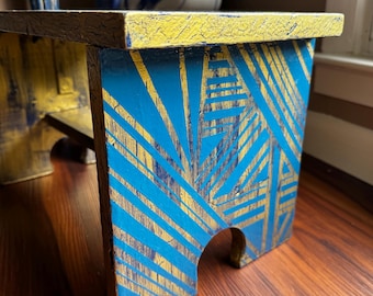 Koningsblauwe en gouden kunst op kruk - decoratief voetstuk voor weergave