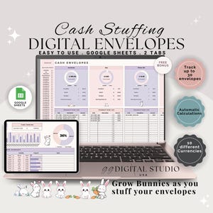 Puede incluir: Un ordenador portátil y una tableta muestran una hoja de cálculo digital de "Cash Stuffing". El texto en la pantalla dice "Cash Stuffing DIGITAL ENVELOPES". La imagen incluye iconos de Google Sheets e ilustraciones de conejitos. Texto adicional incluye "Seguimiento de hasta 30 sobres" y "Cálculos automáticos".