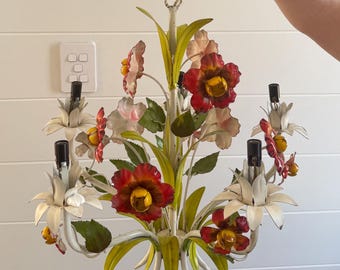 Französischer oder italienischer Toleware Kronleuchter rote und gelbe Blumen und grüne Blätter