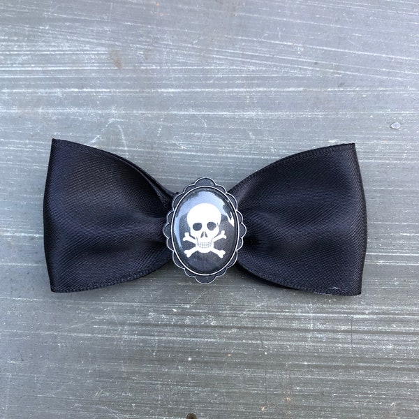 3” Spooky Skull Bow Hair Clip, Skull Hair Clip, Halloween Hair Bow, Halloween Bow, Psychobilly Goth Pin up Rockabilly Black Bow