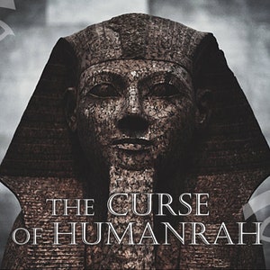 Könnte beinhalten: Nahaufnahme einer Steinstatue eines ägyptischen Pharaos mit dem Text "THE CURSE OF HUMANRAH" darunter. Die Statue befindet sich in einer dunklen, schattenhaften Umgebung mit dem Horusauge-Symbol auf beiden Seiten.