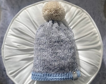 Hand made reversible beanie made with natural merino wool in grey and powder blue. Comes with cream alpaca cashmere pom pom.