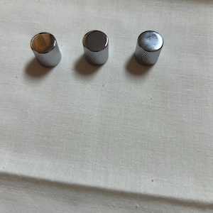 スプリットシャフトポット用 3つの小さなクロームフラットトップローレットギターノブ