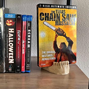 Jaw Skull Media Holder – CD, DVD, Blu-ray, Video Game & Small Book Display