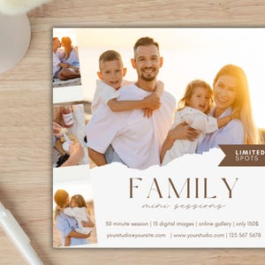 Könnte beinhalten: Werbeflyer für Familien-Mini-Fotoshootings. Der Flyer zeigt eine vierköpfige Familie in einer warmen Umgebung im Freien. Das Wort "FAMILY" ist prominent dargestellt, zusammen mit Sitzungsdetails und Kontaktinformationen.