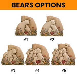 K&ouml;nnte beinhalten: Das Bild zeigt f&uuml;nf B&auml;renfamilien-Skulpturen, jede mit einer anderen Anordnung der B&auml;ren. Die Skulpturen sind in Braun- und Cremet&ouml;nen gehalten, mit einem Herz und Blumen. Der Text "BEARS OPTIONS" steht oben, mit Nummern unter jeder Skulptur.