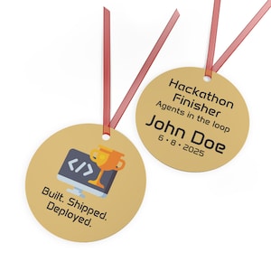 Könnte beinhalten: Zwei goldfarbene, kreisförmige Auszeichnungen mit roten Bändern. Eines zeigt eine Computergrafik mit einer Trophäe und dem Text "Built. Shipped. Deployed." Das andere lautet "Hackathon Finisher" und "John Doe 6.8.2025."