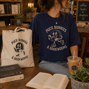 Camiseta y bolso de tela Puck Bunnies & Bookworms, productos BookTok de romance de hockey, regalo para lectores de deportes de ficción, camiseta retro para amantes de los libros, lector de contenido erótico
