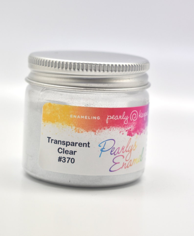Puede incluir: Un peque&ntilde;o frasco de pintura de esmalte transparente claro Pearly's Enamel, etiquetado como "Transparent Clear #370".
