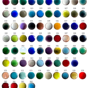 Puede incluir: Una colecci&oacute;n de 383 peque&ntilde;as baldosas de cer&aacute;mica, cada una con un esmalte y un color &uacute;nicos. Las baldosas est&aacute;n dispuestas en filas y columnas, y est&aacute;n numeradas del 301 al 383.