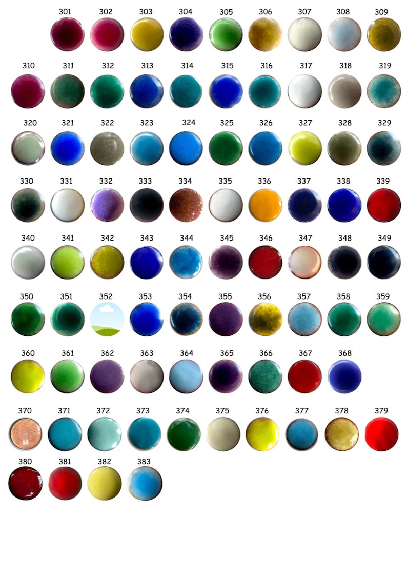 Puede incluir: Una colecci&oacute;n de 383 peque&ntilde;as baldosas de cer&aacute;mica, cada una con un esmalte y un color &uacute;nicos. Las baldosas est&aacute;n dispuestas en filas y columnas, y est&aacute;n numeradas del 301 al 383.