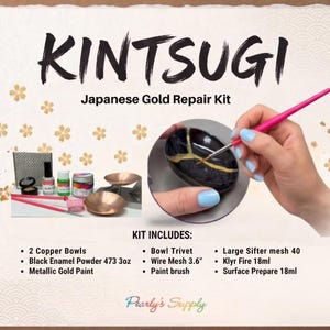 Può includere: Kit di riparazione oro giapponese Kintsugi. L'immagine mostra un kit con ciotole di rame, polvere di smalto nero, vernice oro metallizzato, un sottociotola, rete metallica, un pennello, una grande rete filtrante, Klyr Fire e preparazione della superficie.
