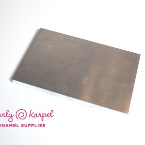 Puede incluir: Una lámina de metal plateada, un lienzo en blanco para el trabajo de esmalte. pearly@karpel ENAMEL SUPPLIES