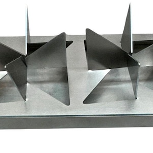 Peut inclure: Un objet en métal en acier inoxydable avec une base rectangulaire et deux ensembles de quatre lames triangulaires. Les lames sont disposées en forme de moulinet, avec une lame verticale au centre de chaque moulinet.