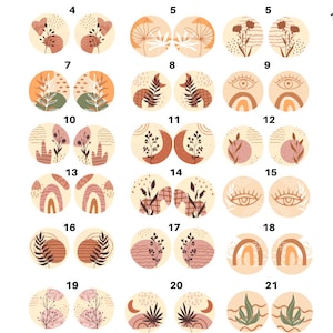 Op de afbeelding: Set van 24 ronde stickers met verschillende abstracte ontwerpen in tinten bruin, oranje, roze en groen. De ontwerpen omvatten regenbogen, ogen, bladeren en manen.