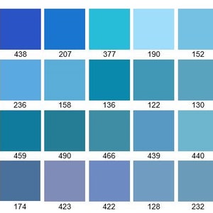 Op de afbeelding: Een kleurenkaart met 20 verschillende tinten blauw, teal en aqua. De kleuren zijn gerangschikt in een raster van vijf kolommen en vier rijen. Elke kleur is gelabeld met een nummer.
