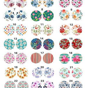 Pode incluir: Vinte e quatro designs diferentes de  coasters redondos com vários padrões florais, geométricos e abstratos. Os coasters são numerados de 1 a 24.