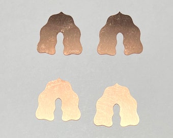 Könnte beinhalten: Vier kupferfarbene Metallbögen mit einem welligen, gewellten Rand. Die Bögen sind alle gleich groß und gleich geformt.