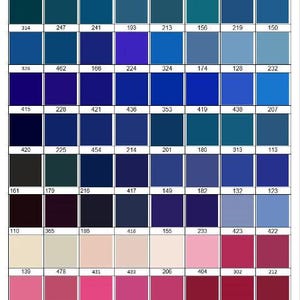 Peut inclure: Un nuancier présentant une grille de quatre-vingts échantillons carrés disposés en dix rangées et huit colonnes. Chaque carré affiche une teinte unique de bleu, rose ou crème, avec un numéro d'identification à trois chiffres en noir.