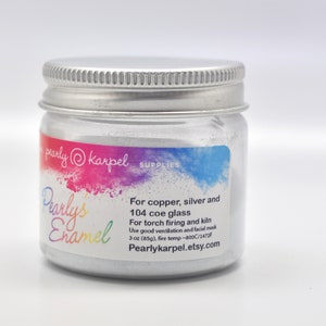 Puede incluir: Un peque&ntilde;o frasco plateado de Pearlys Enamel para cobre, plata y vidrio 104 coe. El frasco est&aacute; etiquetado con instrucciones de uso, incluida la temperatura de cocci&oacute;n y las recomendaciones de ventilaci&oacute;n. Pearlykarpel.etsy.com est&aacute; impreso en la etiqueta.