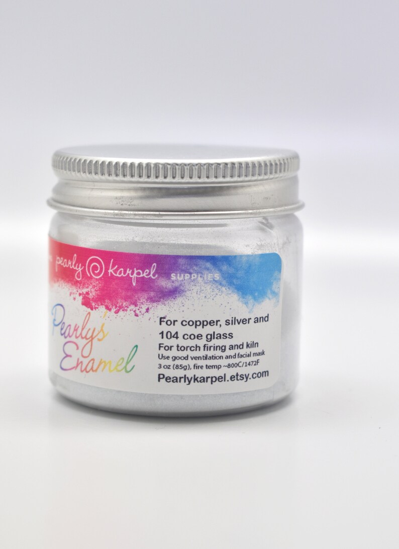 Puede incluir: Un peque&ntilde;o frasco plateado de Pearlys Enamel para cobre, plata y vidrio 104 coe. El frasco est&aacute; etiquetado con instrucciones de uso, incluida la temperatura de cocci&oacute;n y las recomendaciones de ventilaci&oacute;n. Pearlykarpel.etsy.com est&aacute; impreso en la etiqueta.