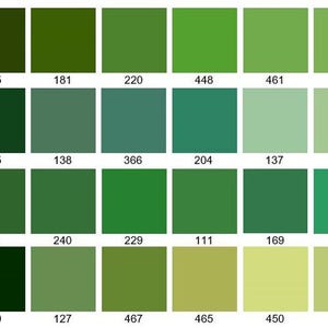 Op de afbeelding: Een kleurenkaart met 18 verschillende tinten groen. De kleuren variëren van donkergroen tot lichtgroen.