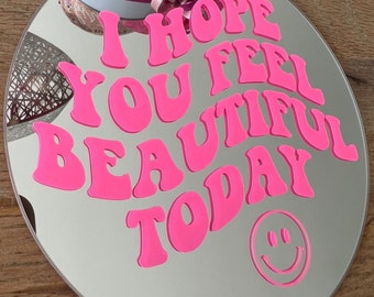 Cooler Statement Smiley Spiegel mit Druck „I hope you feel beautiful today“ in Neon-Pink, selbstklebend | Personalisierter Spiegel