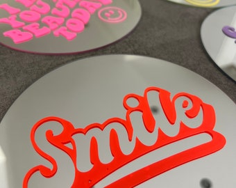 Cooler Statement Deko Spiegel mit Druck „Smile“ in Neon-Orange, selbstklebend | Personalisierter Spiegel