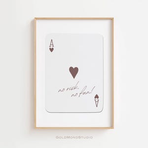 Könnte beinhalten: Eine weiße Karte mit einem braunen As Herz. Auf der Karte steht der Text "no risk, no fun!"