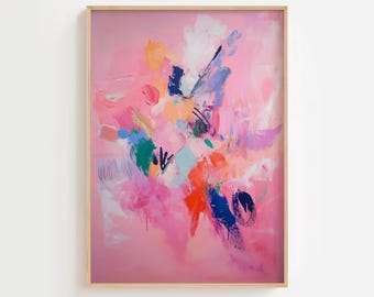 Puede incluir: Impresión artística abstracta con fondo rosa y pinceladas coloridas en tonos azules, naranjas, verdes y blancos. La obra de arte está enmarcada en un marco de madera clara. El texto "GOLDMONDSTUDIO" está en la parte inferior.