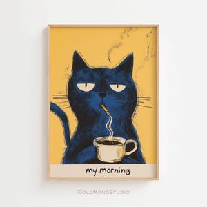 Könnte beinhalten: Ein gerahmter Kunstdruck mit einer blauen Katze, die eine Zigarette im Mund hat und eine Kaffeetasse hält. Der Druck hat einen gelben Hintergrund mit den Worten "my morning" am unteren Rand. Der Name des Künstlers, "GOLDMONDSTUDIO", ist ebenfalls sichtbar.