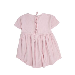 Découvrez le confort et le style : 100 % mousseline bio robe pour enfants avec poches Vêtements élégants et durables pour les tout-petits image 2