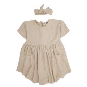 Découvrez le confort et le style : 100 % mousseline bio robe pour enfants avec poches Vêtements élégants et durables pour les tout-petits Beige