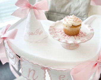 Support à gâteau personnalisé/premier anniversaire ou support à gâteau Smash peint à la main pour filles//grand millénaire//preppy/blanc rose//cadeau