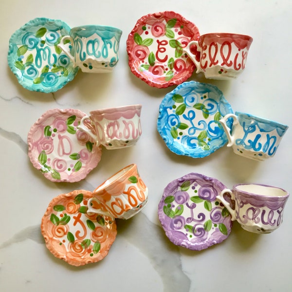 Favores de fiesta de té // Tazas de té personalizadas pintadas a mano.. . . Flores coloridas felices. . Precioso para fiestas de té y duchas. . .