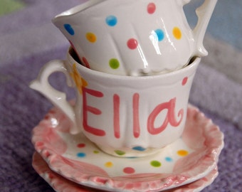 Polka Dots personalisierte handbemalte Teetasse und Untertasse in Kindergröße, Teeparty-Gastgeschenk