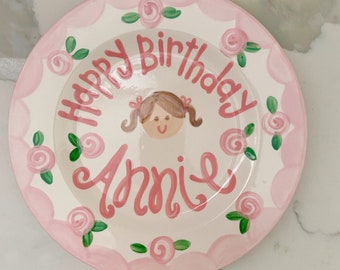Assiette d'anniversaire / portrait de fleurs et de pétoncles Assiette personnalisée pour le premier anniversaire, peinte à la main sur mesure, visage d'enfant inspiré de Lilly