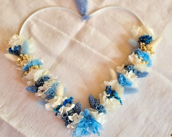 Droogbloemenhart voor Moederdag, metalen hart met droogbloemen in blauw en wit, hart gemaakt van droogbloemen