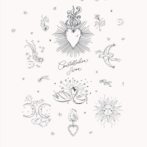 Puede incluir: Ilustración en blanco y negro con elementos celestiales y naturales. El diseño incluye un corazón con llamas, cisnes, estrellas, lunas, pájaros y el texto "Constellation Swan". También están las palabras "100% Hand Drawn" y "SVG Vector PNG".
