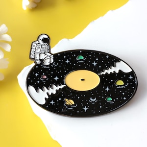 Space Galaxy Astronaut Enamel Pin | Astronomy Enthusiast Pin Badge / Lapel Pin | Collar Pin / Cute Pin Collection / Gift for Her Him