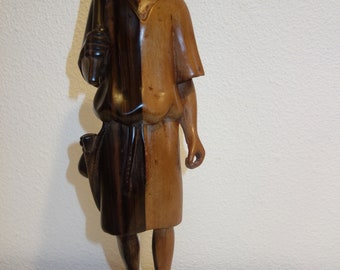 Rare scutpture en bois d' ébène bi-colore .Les teintes du bois sont naturelles ,  très beau polissage. Hauteur 40 cm, poids 1 kg.