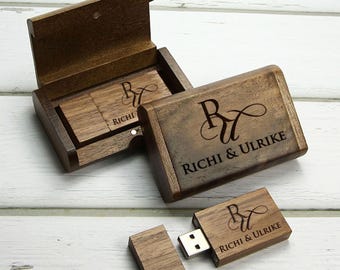 Könnte beinhalten: Eine Holzkiste mit einem USB-Stick darin. Die Kiste und der Stick sind mit den Initialen "R & U" und den Namen "Richi & Ulrike" graviert.